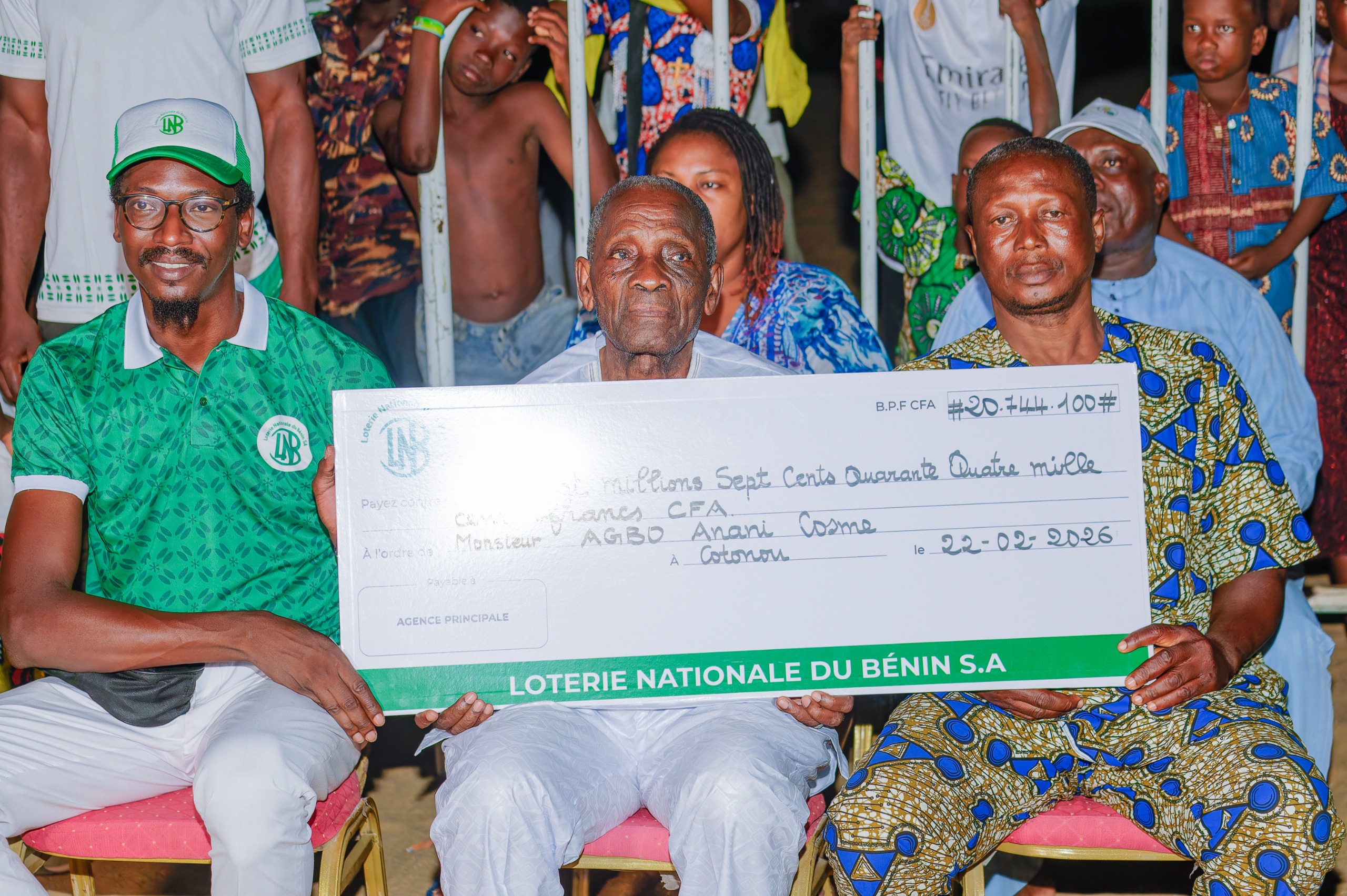 AGBO ANANI COSME reçoit son chèque de plus de 20 millions FCFA à plage de Fidjrossè